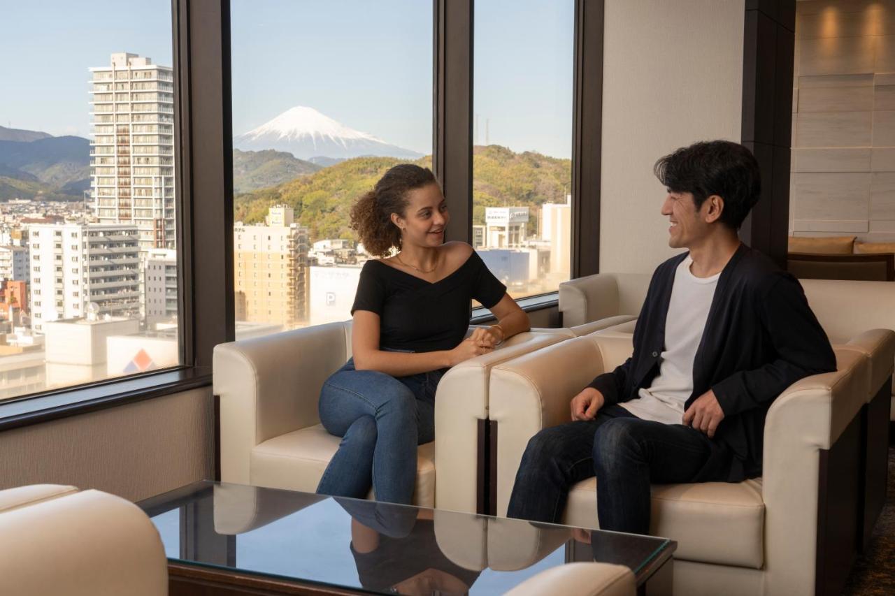 Hotel Associa Shizuoka Eksteriør bilde A couple in a lounge at the hotel