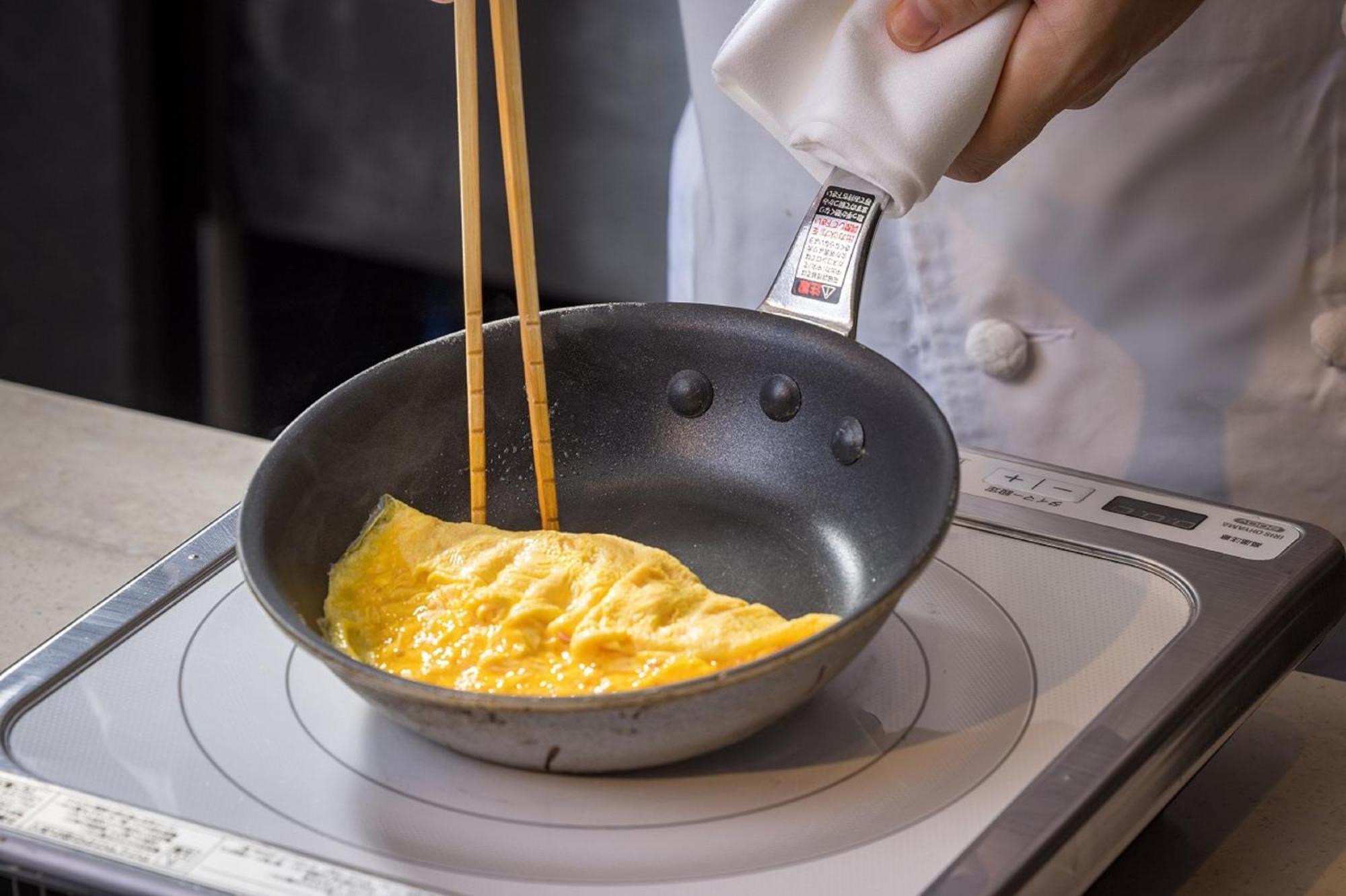 Hotel Associa Shizuoka Eksteriør bilde A chef cooking an omelette