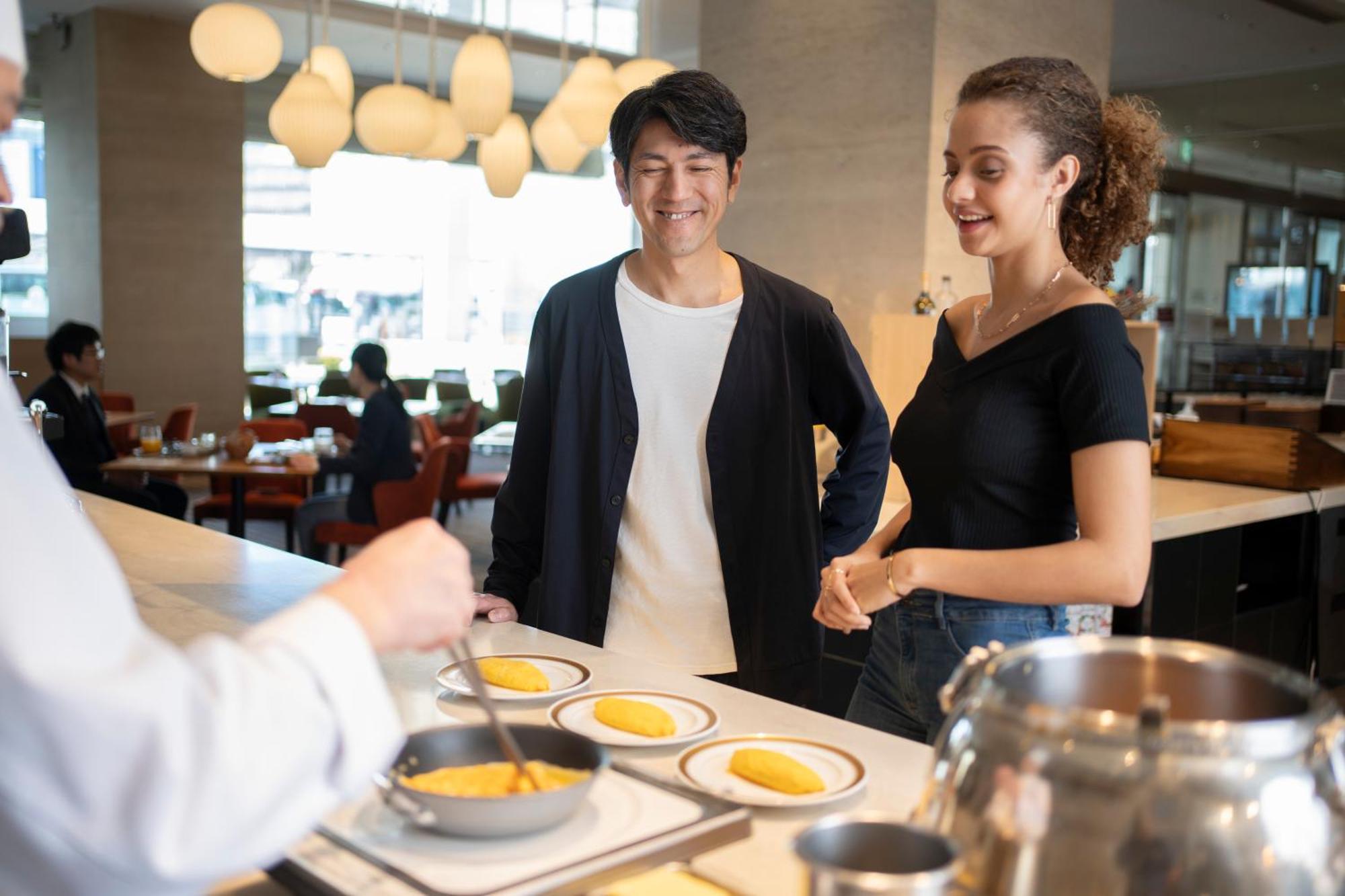 Hotel Associa Shizuoka Eksteriør bilde A couple ordering food at a restaurant