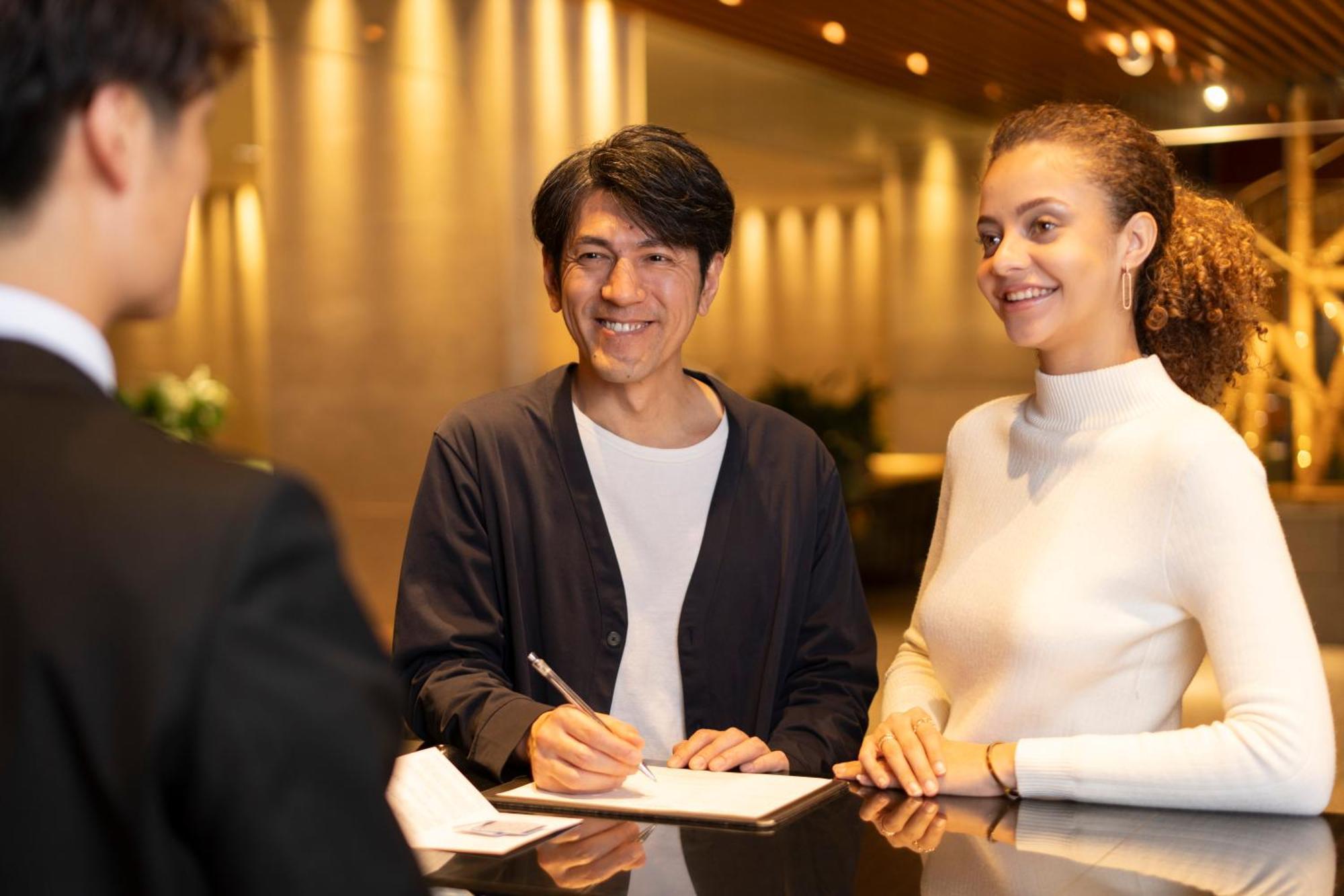 Hotel Associa Shizuoka Eksteriør bilde A hotel receptionist