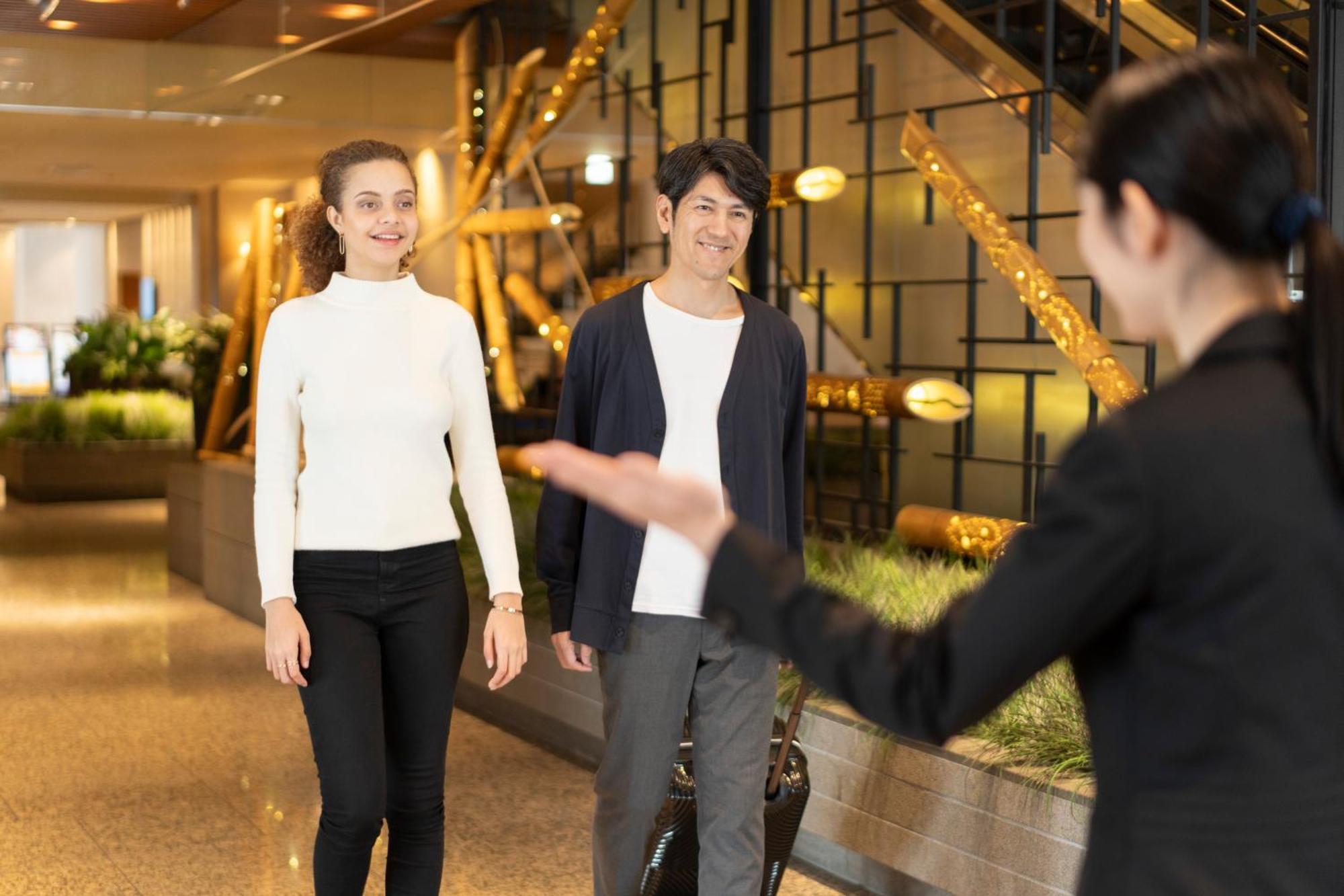 Hotel Associa Shizuoka Eksteriør bilde Concierge welcoming guests