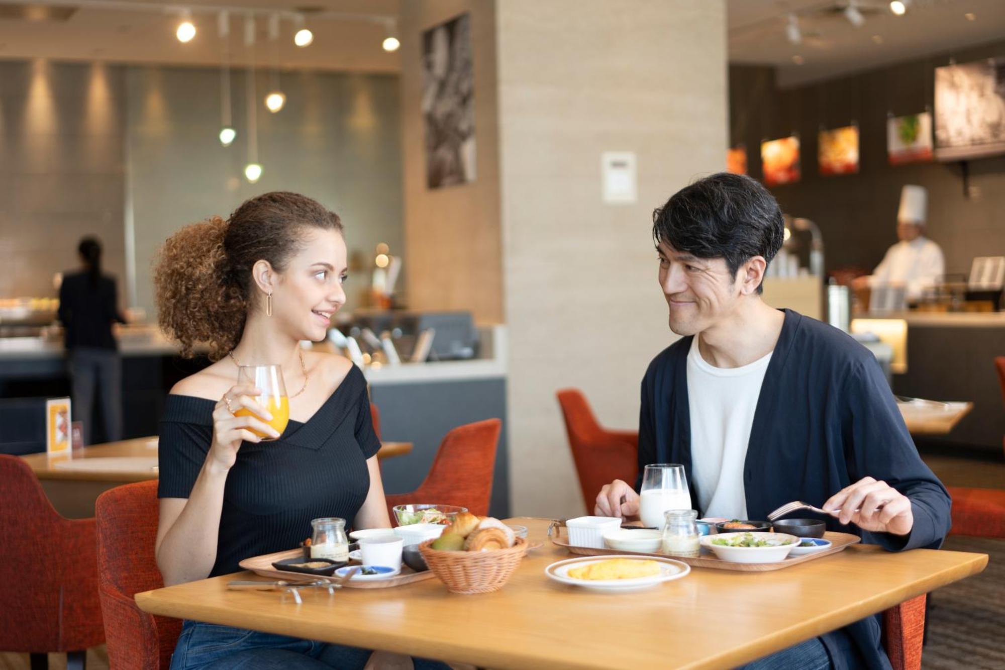 Hotel Associa Shizuoka Eksteriør bilde A couple dining at a restaurant